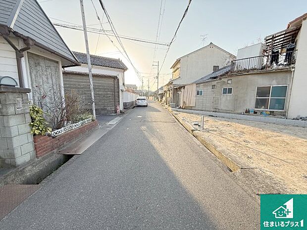 周辺は落ち着いた街並みの住宅地！子育てがしやすい住環境です！まだ未完成ですが、現地でしかわからない事もございます。是非一度ご覧ください。