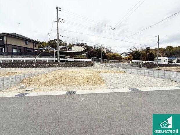 周辺は落ち着いた街並みの住宅地！子育てがしやすい住環境です！まだ未完成ですが、現地でしかわからない事もございます。是非一度ご覧ください。