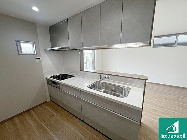 リビングと統一感があり、使い勝手のいいキッチン。広々としているので、二人並んで作業が出来ちゃいます。お子様と一緒に色々なお料理に挑戦できるスペースがあります。