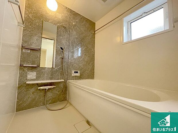 足をゆったり伸ばして寛げる浴槽です。窓が設けられていますので差し込む光が明るく穏やかな雰囲気にしてくれます♪浴室乾燥機も設置しているので、雨の日の洗濯物も安心です♪