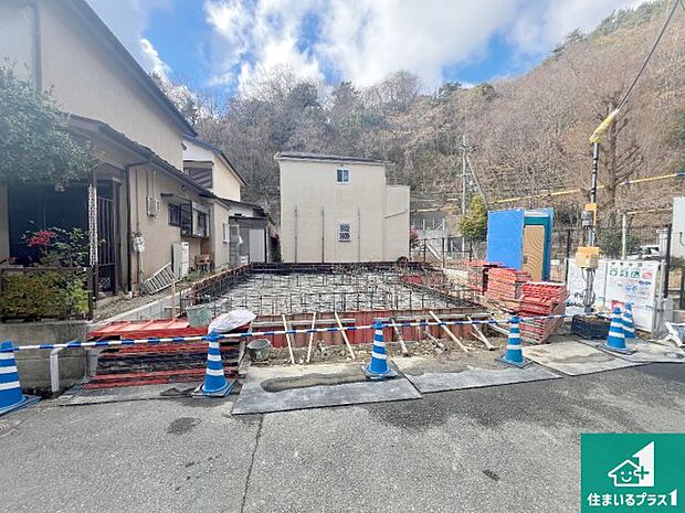 周辺は落ち着いた街並みの住宅地！子育てがしやすい住環境です！まだ未完成ですが、現地でしかわからない事もございます。是非一度ご覧ください。