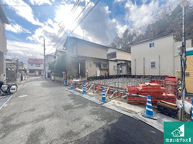周辺は落ち着いた街並みの住宅地！子育てがしやすい住環境です！まだ未完成ですが、現地でしかわからない事もございます。是非一度ご覧ください。