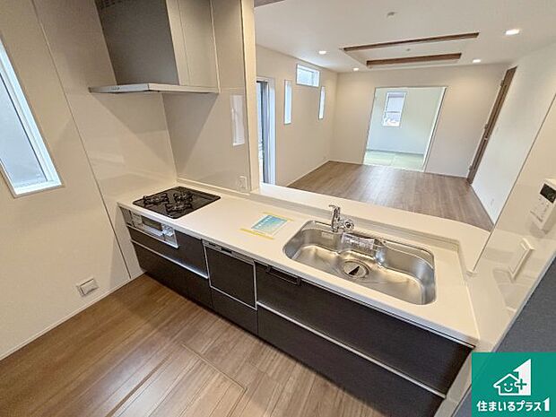 リビングと統一感があり、使い勝手のいいキッチン。広々としているので、二人並んで作業が出来ちゃいます。お子様と一緒に色々なお料理に挑戦できるスペースがあります。