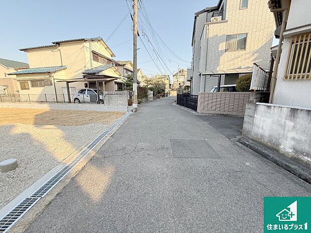 周辺は落ち着いた街並みの住宅地！子育てがしやすい住環境です！まだ未完成ですが、現地でしかわからない事もございます。是非一度ご覧ください。
