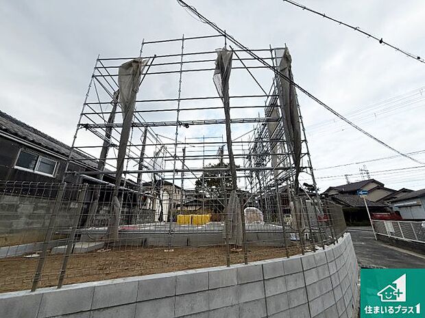 周辺は落ち着いた街並みの住宅地！子育てがしやすい住環境です！まだ未完成ですが、現地でしかわからない事もございます。是非一度ご覧ください。