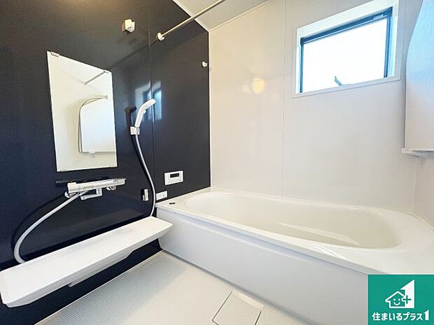 足をゆったり伸ばして寛げる浴槽です。窓が設けられていますので差し込む光が明るく穏やかな雰囲気にしてくれます♪浴室乾燥機も設置しているので、雨の日の洗濯物も安心です♪