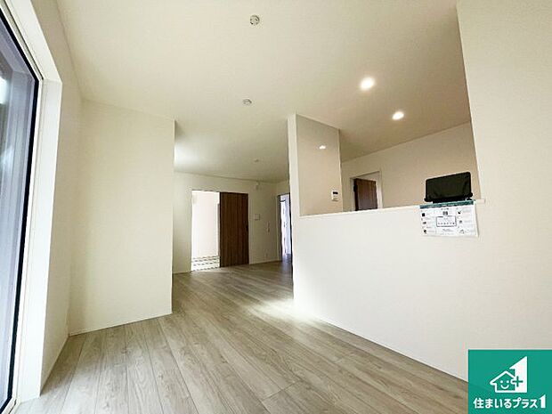 シンプルなリビングは、観葉植物等のインテリアを楽しめますね！パパ好みにも、ママ好みにも家具次第で雰囲気を変えることができます！