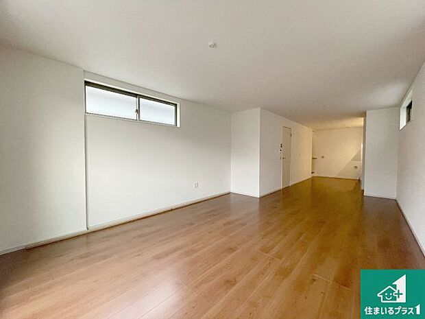 シンプルなリビングは、観葉植物等のインテリアを楽しめますね！パパ好みにも、ママ好みにも家具次第で雰囲気を変えることができます！