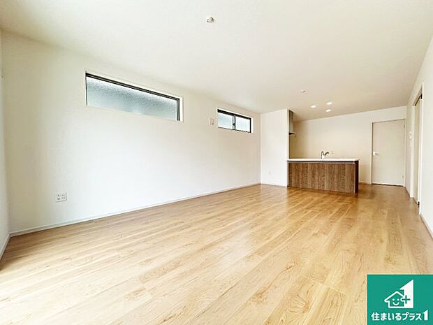 シンプルなリビングは、観葉植物等のインテリアを楽しめますね！パパ好みにも、ママ好みにも家具次第で雰囲気を変えることができます！