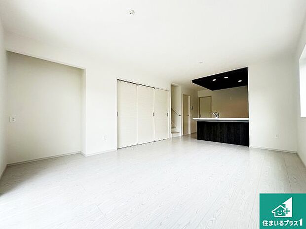 日当たり良好の明るいリビングで朝の目覚めもスッキリできそう！対面キッチンでご家族のコミュニケーションも自然と増える設計！小さなお子様が遊ぶスペースを作っても広々とくつろげるLDK！