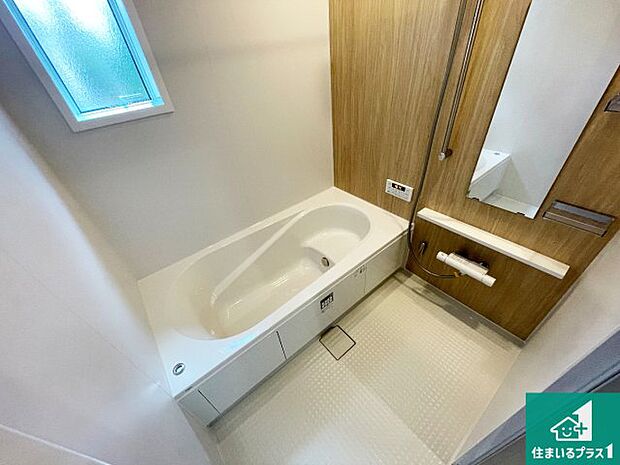 足をゆったり伸ばして寛げる浴槽です。窓が設けられていますので差し込む光が明るく穏やかな雰囲気にしてくれます♪浴室乾燥機も設置しているので、雨の日の洗濯物も安心です♪