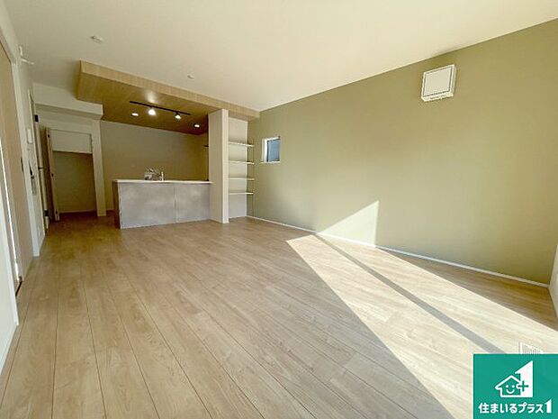 シンプルなリビングは、観葉植物等のインテリアを楽しめますね!パパ好みにも、ママ好みにも家具次第で雰囲気を変えることができます!