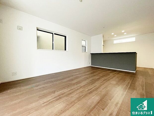 日当たり良好の明るいリビングで朝の目覚めもスッキリできそう！対面キッチンでご家族のコミュニケーションも自然と増える設計！小さなお子様が遊ぶスペースを作っても広々とくつろげるLDK！