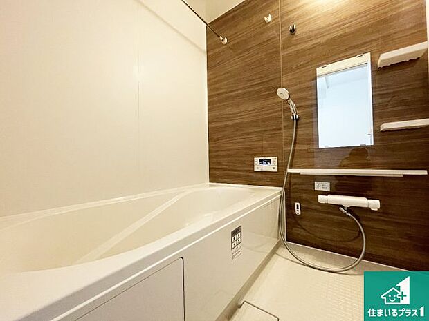 足をゆったり伸ばして寛げる浴槽です。窓が設けられていますので差し込む光が明るく穏やかな雰囲気にしてくれます♪浴室乾燥機も設置しているので、雨の日の洗濯物も安心です♪