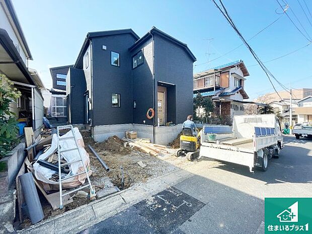 周辺は落ち着いた街並みの住宅地!子育てがしやすい住環境です!まだ未完成ですが、現地でしかわからない事もございます。是非一度ご覧ください。
