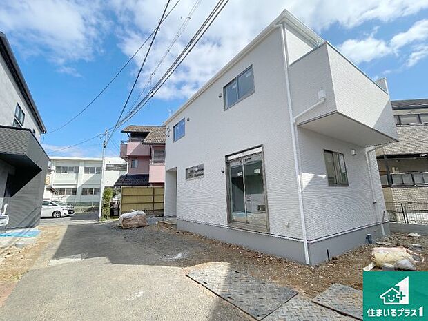 周辺は落ち着いた街並みの住宅地！子育てがしやすい住環境です！まだ未完成ですが、現地でしかわからない事もございます。是非一度ご覧ください。