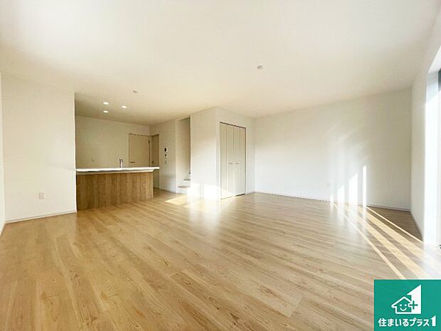 シンプルなリビングは、観葉植物等のインテリアを楽しめますね！パパ好みにも、ママ好みにも家具次第で雰囲気を変えることができます！