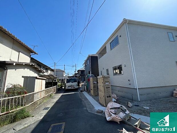 周辺は落ち着いた街並みの住宅地！子育てがしやすい住環境です！まだ未完成ですが、現地でしかわからない事もございます。是非一度ご覧ください。