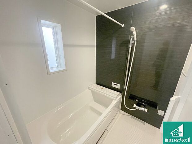 足をゆったり伸ばして寛げる浴槽です。窓が設けられていますので差し込む光が明るく穏やかな雰囲気にしてくれます♪浴室乾燥機も設置しているので、雨の日の洗濯物も安心です♪