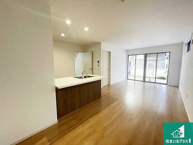 日当たり良好の明るいリビングで朝の目覚めもスッキリできそう！対面キッチンでご家族のコミュニケーションも自然と増える設計！小さなお子様が遊ぶスペースを作っても広々とくつろげるLDK！