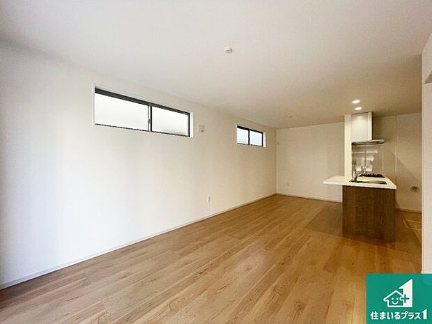 シンプルなリビングは、観葉植物等のインテリアを楽しめますね！パパ好みにも、ママ好みにも家具次第で雰囲気を変えることができます！