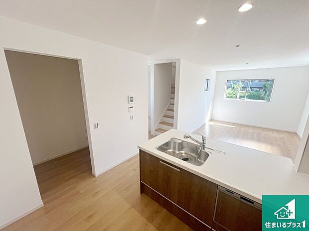 リビングと統一感があり、使い勝手のいいキッチン。広々としているので、二人並んで作業が出来ちゃいます。お子様と一緒に色々なお料理に挑戦できるスペースがあります。