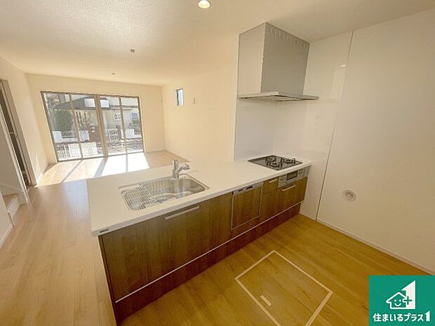 リビングと統一感があり、使い勝手のいいキッチン。広々としているので、二人並んで作業が出来ちゃいます。お子様と一緒に色々なお料理に挑戦できるスペースがあります。