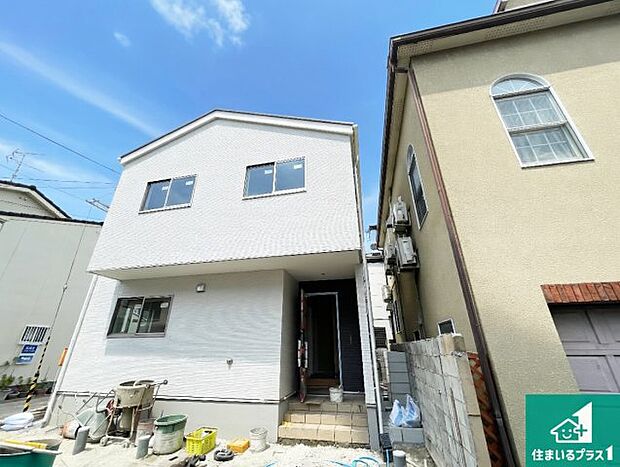 周辺は落ち着いた街並みの住宅地!子育てがしやすい住環境です!まだ未完成ですが、現地でしかわからない事もございます。是非一度ご覧ください。