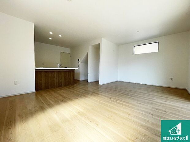 シンプルなリビングは、観葉植物等のインテリアを楽しめますね！パパ好みにも、ママ好みにも家具次第で雰囲気を変えることができます！