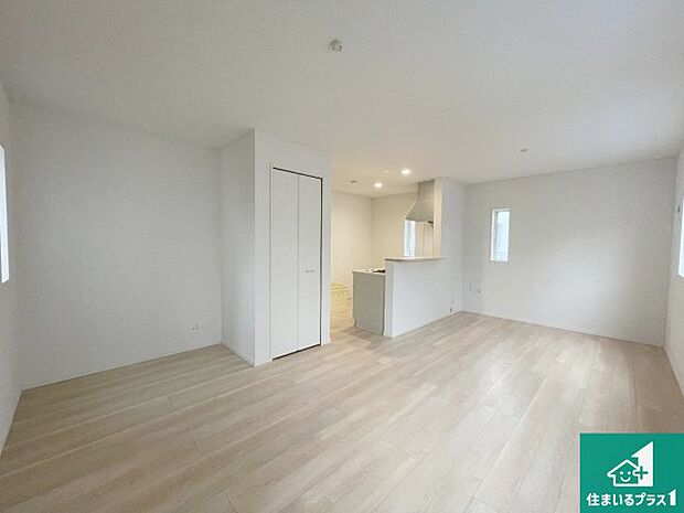 シンプルなリビングは、観葉植物等のインテリアを楽しめますね！パパ好みにも、ママ好みにも家具次第で雰囲気を変えることができます！