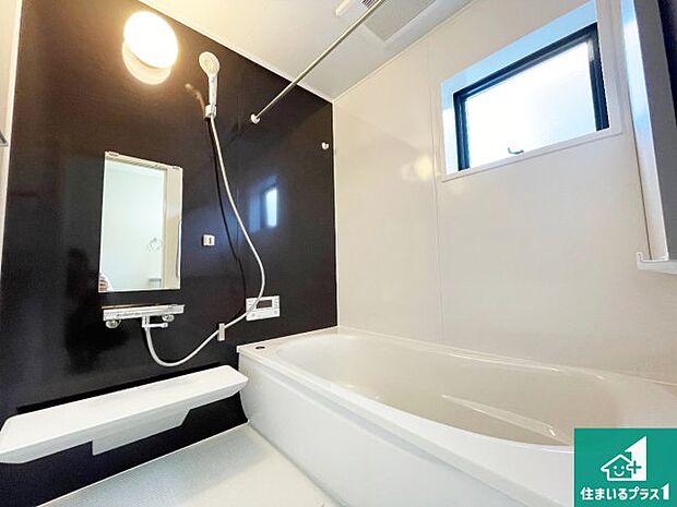 足をゆったり伸ばして寛げる浴槽です。窓が設けられていますので差し込む光が明るく穏やかな雰囲気にしてくれます♪浴室乾燥機も設置しているので、雨の日の洗濯物も安心です♪