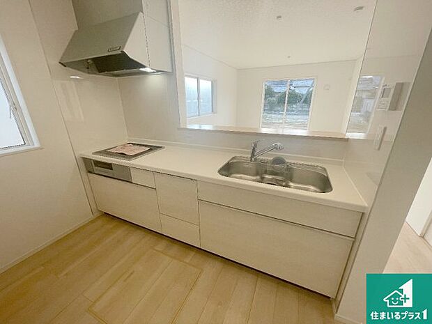 リビングと統一感があり、使い勝手のいいキッチン。広々としているので、二人並んで作業が出来ちゃいます。お子様と一緒に色々なお料理に挑戦できるスペースがあります。