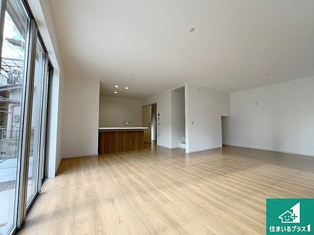 シンプルなリビングは、観葉植物等のインテリアを楽しめますね！パパ好みにも、ママ好みにも家具次第で雰囲気を変えることができます！