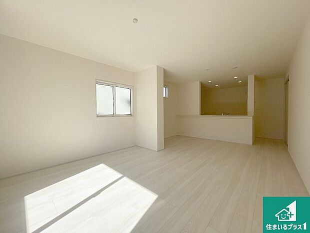 シンプルなリビングは、観葉植物等のインテリアを楽しめますね！パパ好みにも、ママ好みにも家具次第で雰囲気を変えることができます！