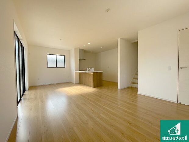 シンプルなリビングは、観葉植物等のインテリアを楽しめますね！パパ好みにも、ママ好みにも家具次第で雰囲気を変えることができます！