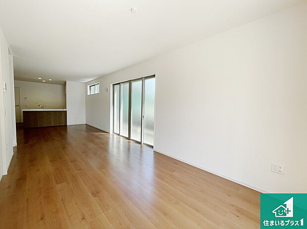 シンプルなリビングは、観葉植物等のインテリアを楽しめますね！パパ好みにも、ママ好みにも家具次第で雰囲気を変えることができます！