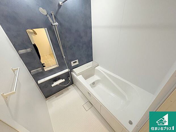 足をゆったり伸ばして寛げる浴槽です。窓が設けられていますので差し込む光が明るく穏やかな雰囲気にしてくれます♪浴室乾燥機も設置しているので、雨の日の洗濯物も安心です♪