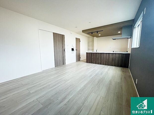 日当たり良好の明るいリビングで朝の目覚めもスッキリできそう！対面キッチンでご家族のコミュニケーションも自然と増える設計！小さなお子様が遊ぶスペースを作っても広々とくつろげるLDK！