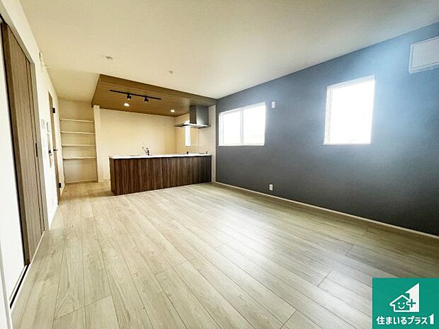 明るいリビングで朝の目覚めもスッキリできそう！対面キッチンでご家族のコミュニケーションも自然と増える設計！小さなお子様が遊ぶスペースを作っても広々とくつろげるLDK！