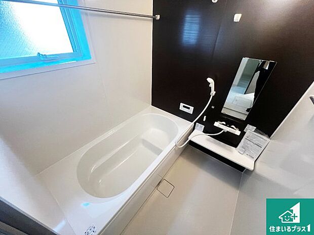 足をゆったり伸ばして寛げる浴槽です。窓が設けられていますので差し込む光が明るく穏やかな雰囲気にしてくれます♪浴室乾燥機も設置しているので、雨の日の洗濯物も安心です♪