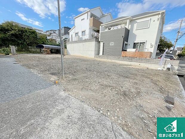 周辺は落ち着いた街並みの住宅地！子育てがしやすい住環境です！まだ未完成ですが、現地でしかわからない事もございます。是非一度ご覧ください。