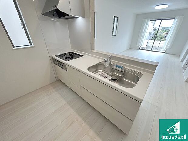 リビングと統一感があり、使い勝手のいいキッチン。広々としているので、二人並んで作業が出来ちゃいます。お子様と一緒に色々なお料理に挑戦できるスペースがあります。