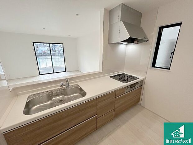 リビングと統一感があり、使い勝手のいいキッチン。広々としているので、二人並んで作業が出来ちゃいます。お子様と一緒に色々なお料理に挑戦できるスペースがあります。