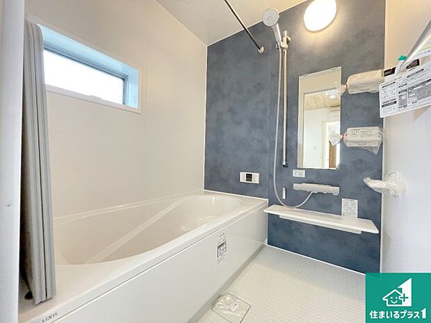 足をゆったり伸ばして寛げる浴槽です。窓が設けられていますので差し込む光が明るく穏やかな雰囲気にしてくれます♪浴室乾燥機も設置しているので、雨の日の洗濯物も安心です♪