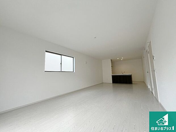 シンプルなリビングは、観葉植物等のインテリアを楽しめますね！パパ好みにも、ママ好みにも家具次第で雰囲気を変えることができます！