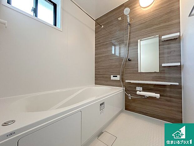 足をゆったり伸ばして寛げる浴槽です。窓が設けられていますので差し込む光が明るく穏やかな雰囲気にしてくれます♪浴室乾燥機も設置しているので、雨の日の洗濯物も安心です♪