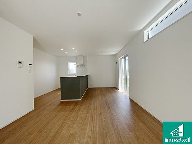 シンプルなリビングは、観葉植物等のインテリアを楽しめますね！パパ好みにも、ママ好みにも家具次第で雰囲気を変えることができます！