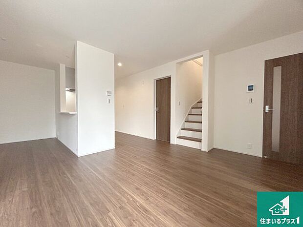 シンプルなリビングは、観葉植物等のインテリアを楽しめますね！パパ好みにも、ママ好みにも家具次第で雰囲気を変えることができます！