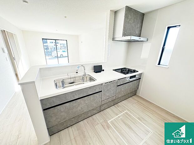 リビングと統一感があり、使い勝手のいいキッチン。広々としているので、二人並んで作業が出来ちゃいます。お子様と一緒に色々なお料理に挑戦できるスペースがあります。