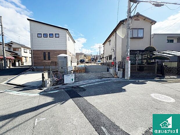 周辺は落ち着いた街並みの住宅地！子育てがしやすい住環境です！まだ未完成ですが、現地でしかわからない事もございます。是非一度ご覧ください。